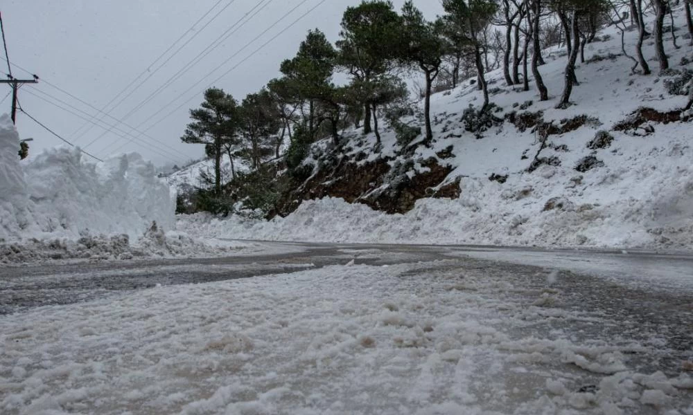 Διακοπή της κυκλοφορίας στη λεωφόρο Πάρνηθος λόγω χιονόπτωσης